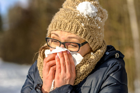 过敏或生病.寒冷和流感的人在冬天, 户外照片