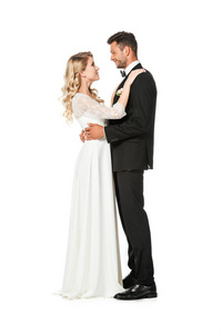 年轻新娘和新郎拥抱白色的侧面视图