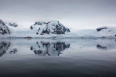极地在南极洲, 海洋中有冰山游动, 在海中融化