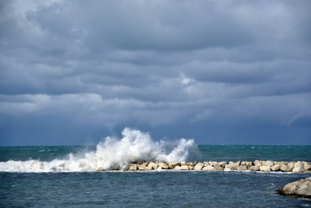 海上有风的天, 波浪对岩石