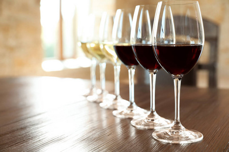 木桌上的白葡萄酒和红酒杯图片