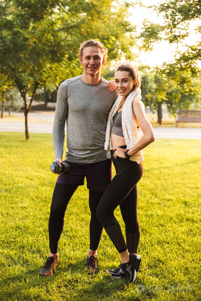 强健身运动的形象情侣朋友站在公园户外摆姿势