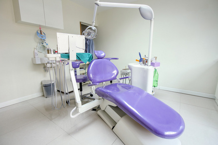 在医疗室里的现代牙医的椅子上