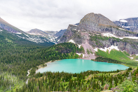 蒙大拿冰川国家公园的绿松石彩色 grinnel 湖照片