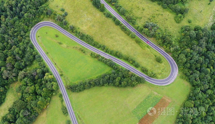 从空中看到的弯曲的道路鸟瞰图