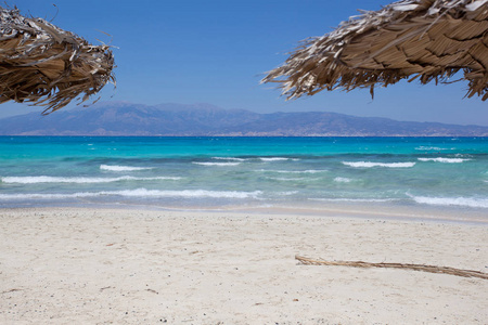 沙滩, Chrissi 岛在克里特岛, 希腊。从伞下查看