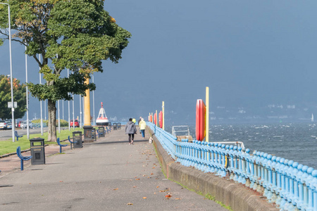 格林诺克滨海望向西, Gourock 看着一堵大雨。当雨开始落下的时候, 图像自然是软的。