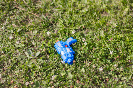 玩具, 儿童塑料枪躺在草地上