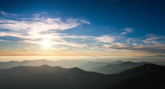 黎明天空背景下的山脉剪影