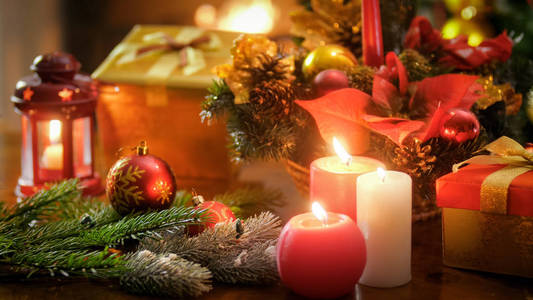 美丽的冬季节日图片蜡烛, 华而不实和礼品盒