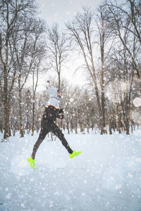 男子在雪公园户外运动和跑步