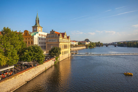 从布拉格的查尔斯桥看 Vitava 河, 美丽的夏日