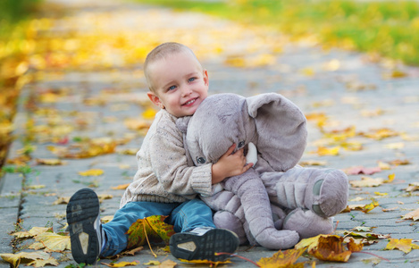男婴在秋天公园玩乐