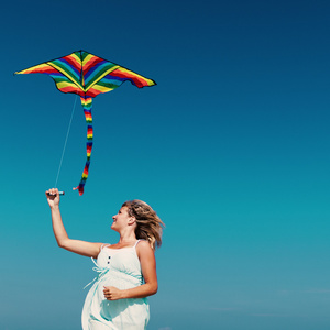 放风筝小可爱的小女孩风筝穿着浅色衣服的女人和小可爱的孩子在公园里