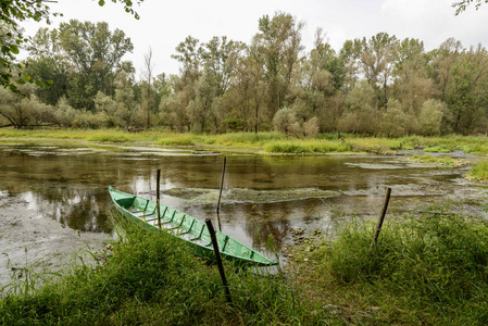 从提契诺河牛轭湖湖停泊的传统绿金属船看, 在提契诺公园附近的 Bernate, 米兰, 伦巴第, 意大利的明亮多云秋季拍摄