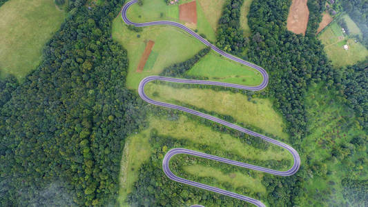 从空中看到的弯曲的道路鸟瞰图照片