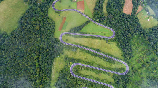 从空中看到的弯曲的道路鸟瞰图