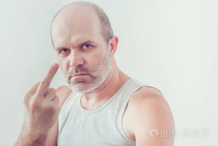 穿着t恤衫的成年人愤怒的男子显示中指的手势, 威胁