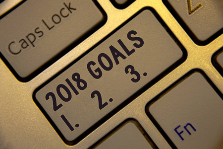 手写文字书写2018目标1。2. 3。概念意思决议组织起点未来计划金色键盘与 jet 灰色按钮呈现黑字和 capslock 键