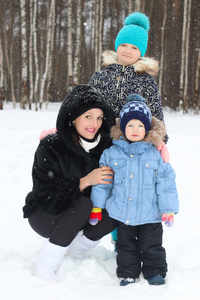 愉快的母亲与儿子, 女儿在冬天天在雪期间