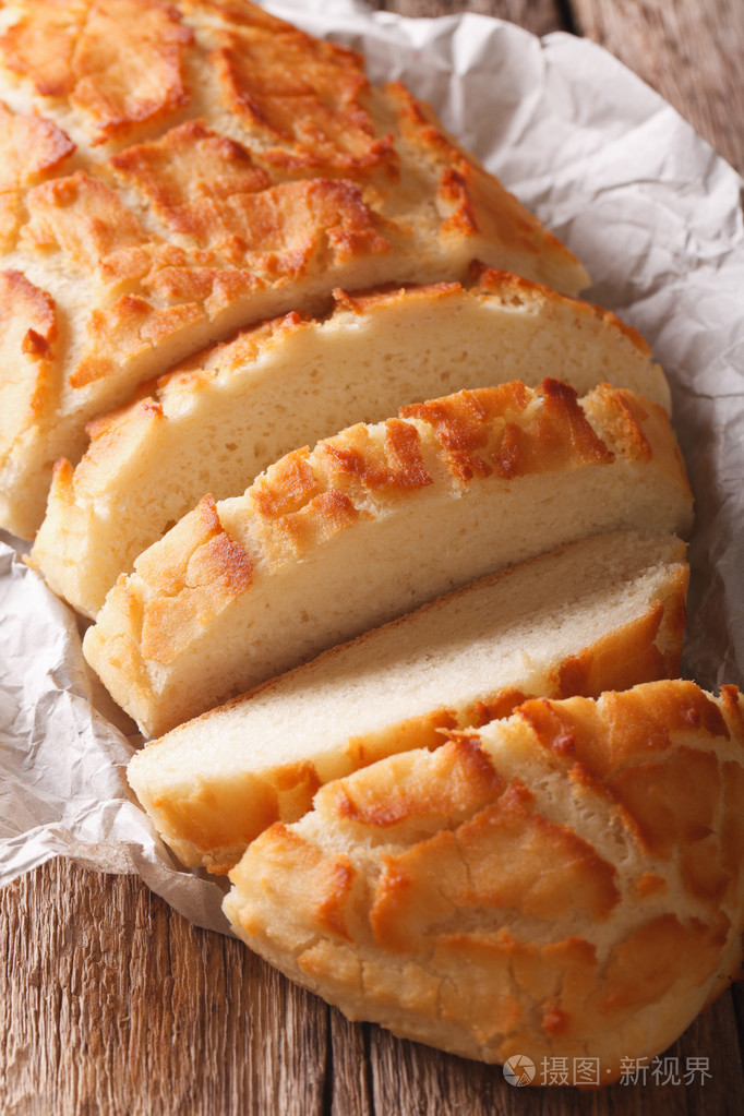 荷兰紧缩面包切片特写.垂直质朴