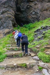 一个家庭徒步旅行附近美丽的 Glymur 瀑布在 Hvalfjordur 峡湾边缘, 冰岛