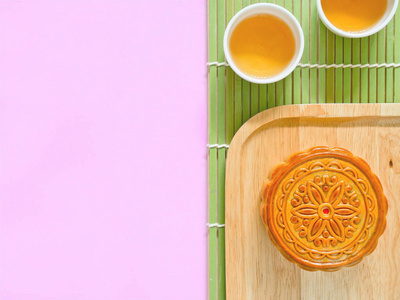 中秋节或月饼节用木盘子做月饼, 复印空间