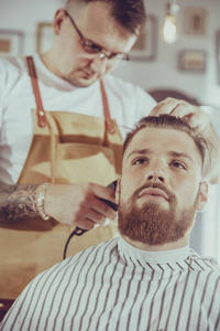 在理发店修剪头发的男人图片