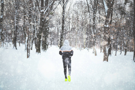 幸福的女人跑步热身和行使在慢跑中雪, 户外运动和健身概念前健身者