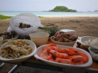 泰国海滩海鲜烧烤