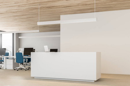 白色墙壁开放空间办公室内部与木天花板, 排计算机桌与显示器和蓝色椅子。左3d 渲染复制空间的接待台