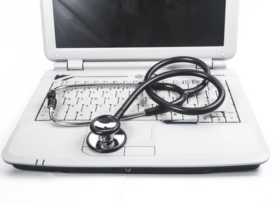 Pc 笔记本电脑诊断用黑色听诊器在白色背景下隔离