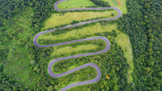 从空中看到的弯曲的道路鸟瞰图照片