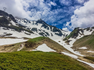 美丽的山风景与雪图片