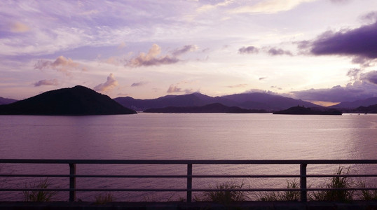 山, 步道栅栏和海在日落