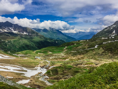 美丽的山风景与新鲜的绿色草