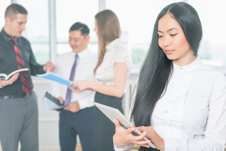 使用 tablet Pc。 网上银行的亚洲业务女人图片