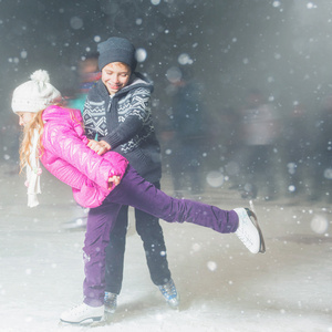 快乐儿童滑冰在溜冰场室外，花样滑冰