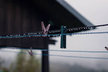 clothespins 在山的背景上用绳子对付天空的背景