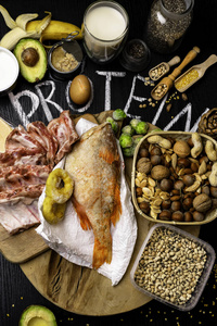 健康的蛋白质来源和身体建设食品的分类。肉猪肉, 红鱼蛋乳制品乳酪酸奶香蕉鱿鱼豆 avokado borosel 坚果扁豆在木板顶