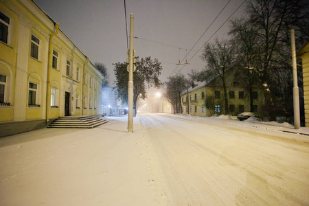 晚上在粉状降雪期间安静的城市街道