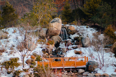 密歇根大瀑布日本花园的冷水瀑布