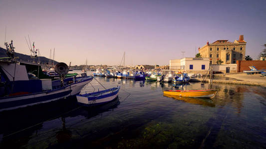 宁静的水在法维尼亚纳的相当港口, 西西里岛