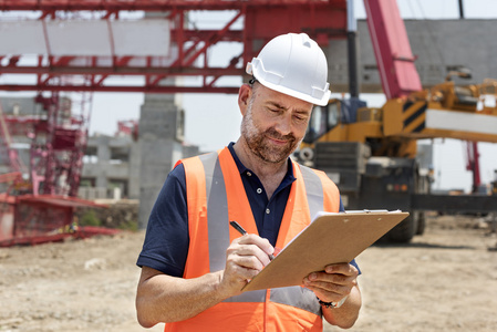 工程师工人写建设计划