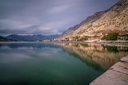 从黑山 Kotor 镇海岸看美丽的 Kotor 湾