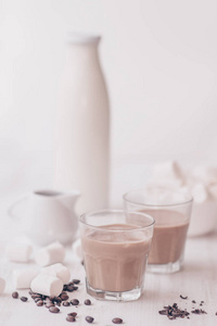 桌子上有 Marshmelow 和咖啡豆。夏日饮品。带牛奶和巧克力的冷咖啡。光背景。冰咖啡。冷却饮料的概念