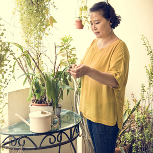 女人单独与花图片