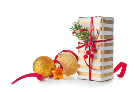 圣诞礼品盒和白色背景上的装饰品