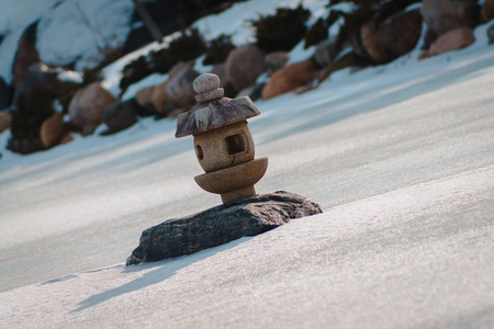 冬天的日本灯笼在弗雷德里克梅杰花园在大瀑布密歇根
