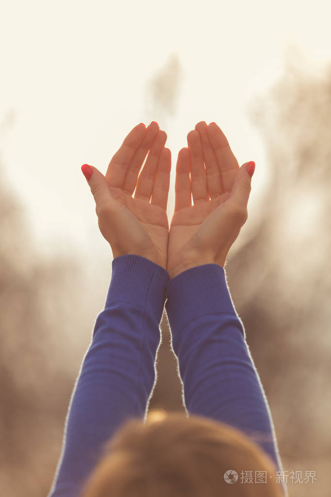 女孩用手在空气中享受户外